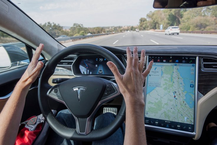 Автопилот Tesla в работе. Фото: David Paul Morris / Bloomberg