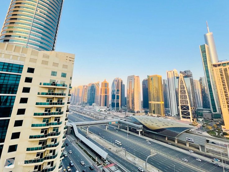 Вид из окна гостиницы на район Dubai Marina в сторону Jumeirah Lakes Towers