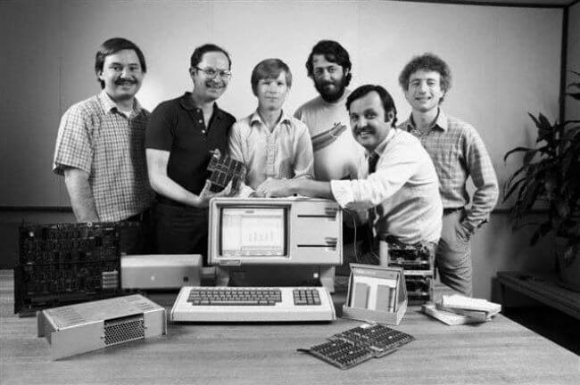 Ларри Теслер (справа) и коллеги по Apple