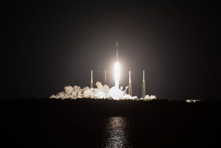Falcon 9 стартует с мыса Канаверал, отправляя последний Dragon 1 на орбиту. Фото: NASA / Ким Шифлетт