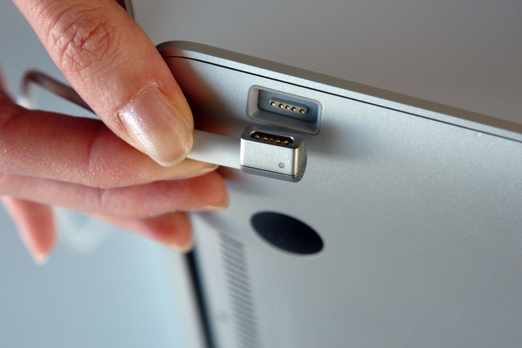 MagSafe-разъем в оригинальном MacBook Air 2008 года. Wikimedia Commons